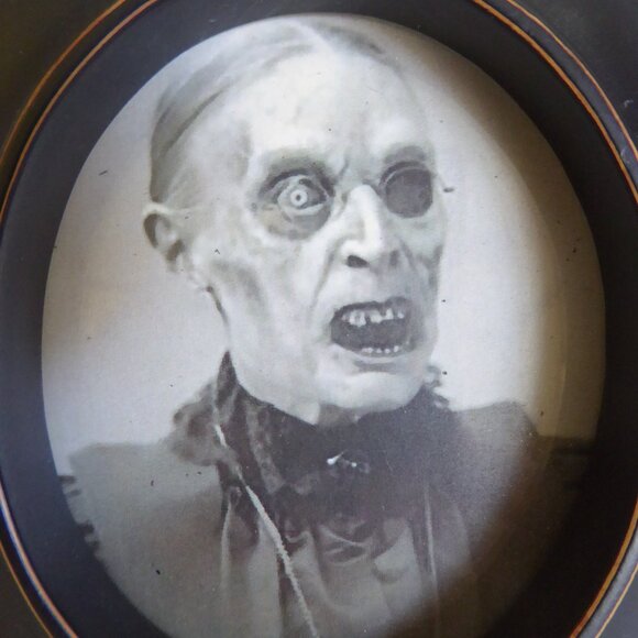 GOTHIC HALLOWEEN HORROR CREEPY SCARY WOMEN EASEL BACK FRAME ODDITY - Picture 3 of 8